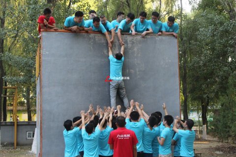 學(xué)會(huì)團(tuán)結(jié) 拓展自我人生